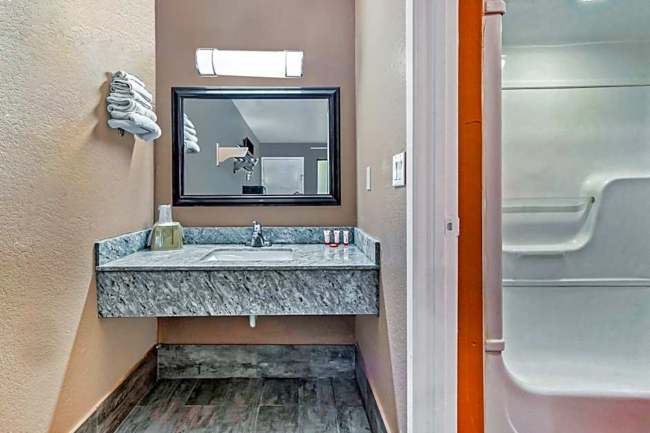 OYO Hotel Lake Charles Hwy 10