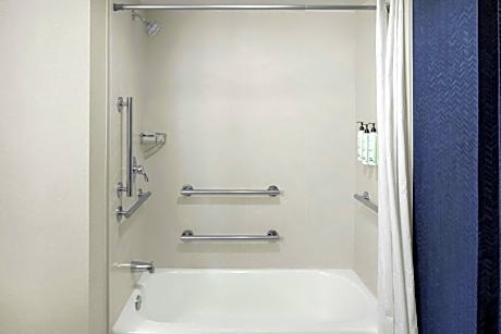 Queen Room with Two Queen Beds and Bathtub - Mobility Access