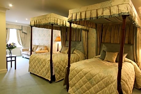 Superior Twin Room with Four Poster Bed