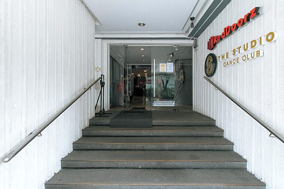 RedDoorz Premium near Greenbelt Makati - Vaccinated Staff