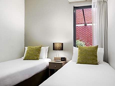 Two-bedroom apartment queen - twin