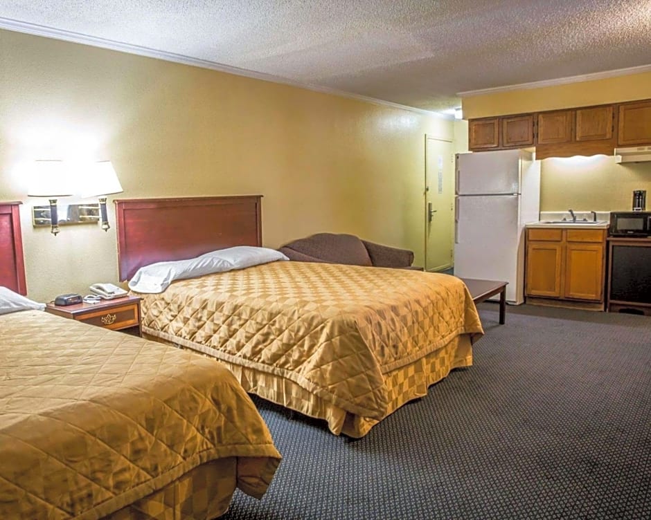 Rodeway Inn & Suites Plymouth Hwy 64