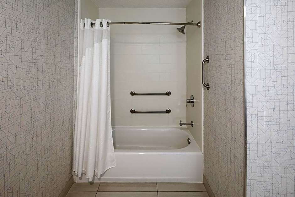 Holiday Inn Express & Suites Chicago West - St Charles By IHG