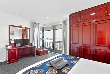 Queen Suite with Spa Bath and Ocean View