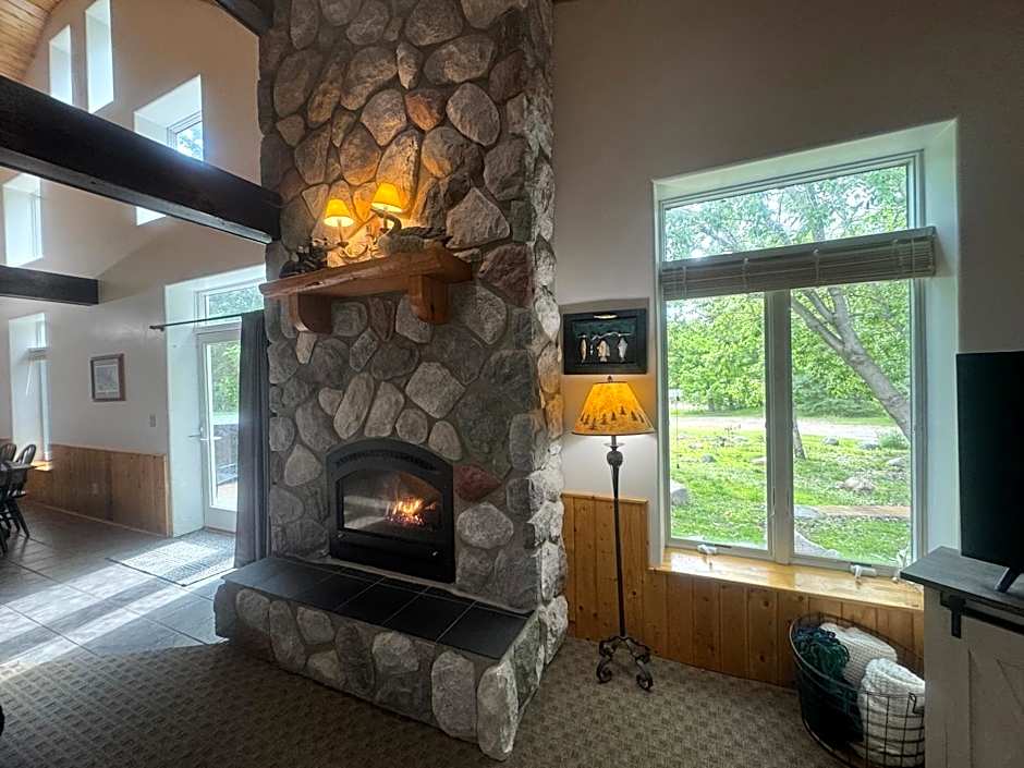The River Condos Hot Tub Fireplace Family & Pet Friendly River Front 2 to 6 bedroom condos dock