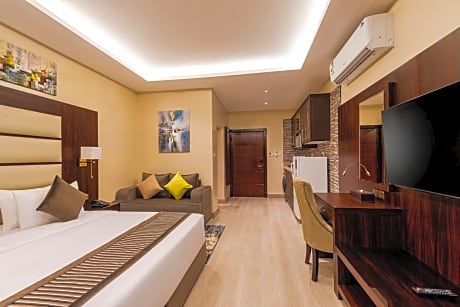 Deluxe - 1 Queen Bed