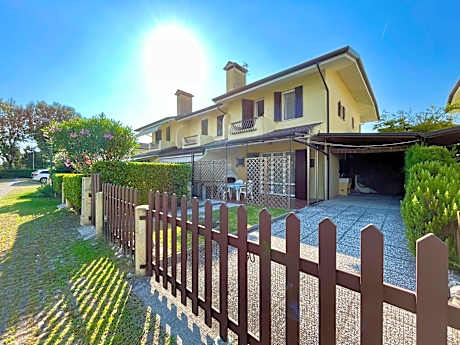 Beautiful Villa For six People-pool-tv-ac