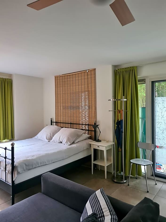 GREAT CANAL STUDIO - AC, Water view & Free parking