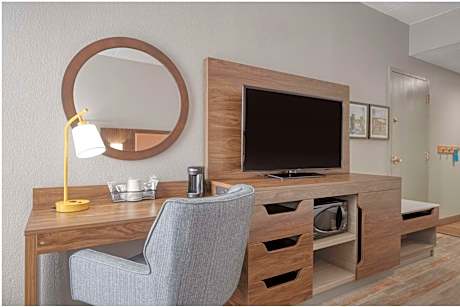 King Study Room - Non-Smoking