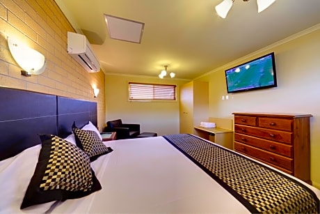 Two-Bedroom Apartment with Spa Bath