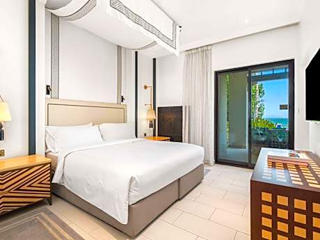 One Bedroom Premium Suite with Beach Access