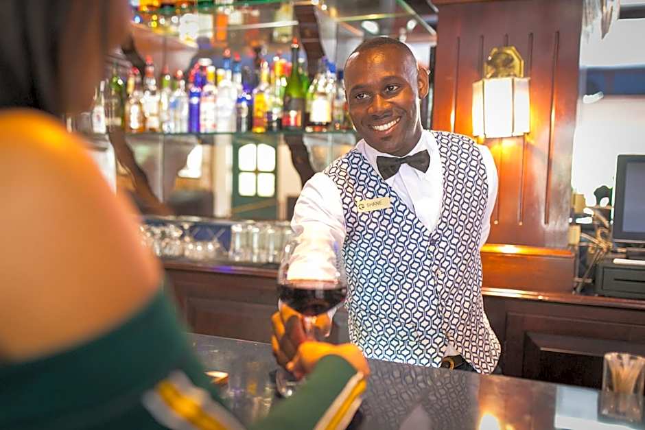 Courtleigh Hotel & Suites