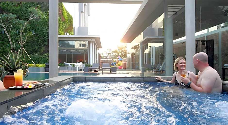 Ra Premiere Simatupang