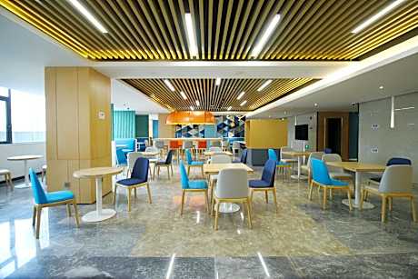 Holiday Inn Express Haining City Center, an IHG Hotel