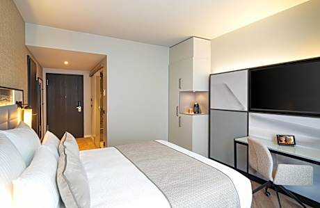 Deluxe Double Room including airport shuttle