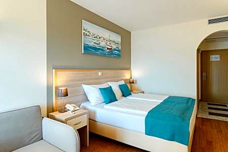 Deluxe Double Room with Balcony and Sea View