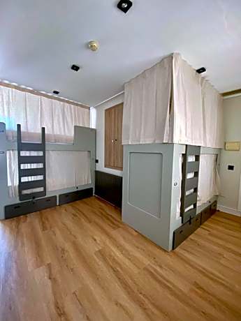 Bed in 4-Bed Mixed Superior Dormitory Room with private Bathroom