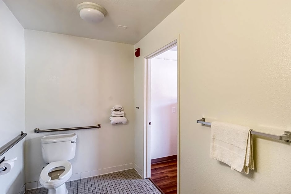 Motel 6-Redding, CA - Central