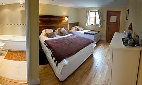 Triple Room with Bath