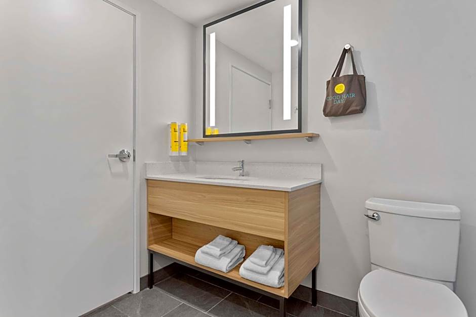 Tru by Hilton Lincoln East