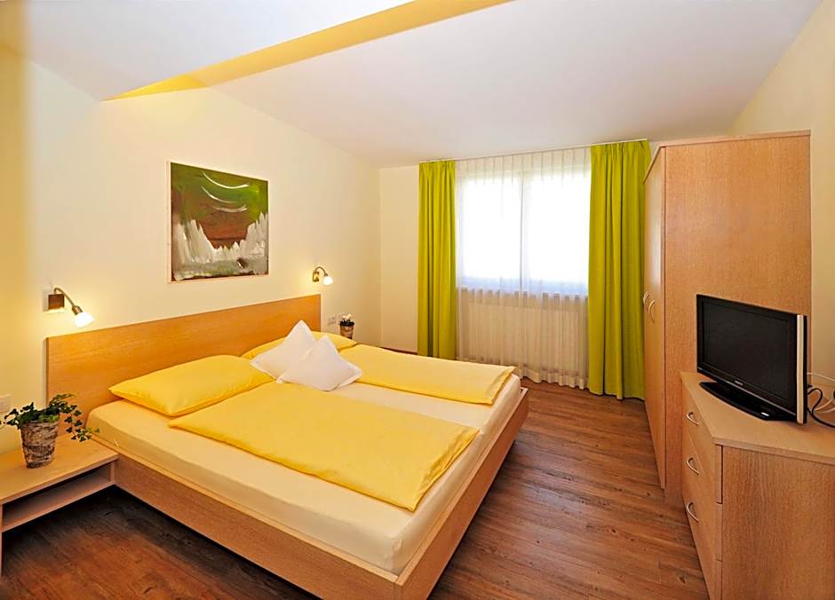 Zdjęcie 1 z 7 — East 1 Bedroom Apartment, View, Balcony