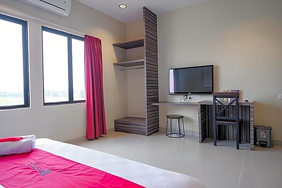 RedDoorz Plus near Ferry Terminal Batam Center