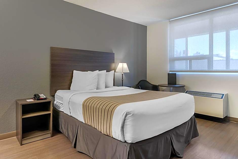 Super 8 by Wyndham Macleod Trail Calgary