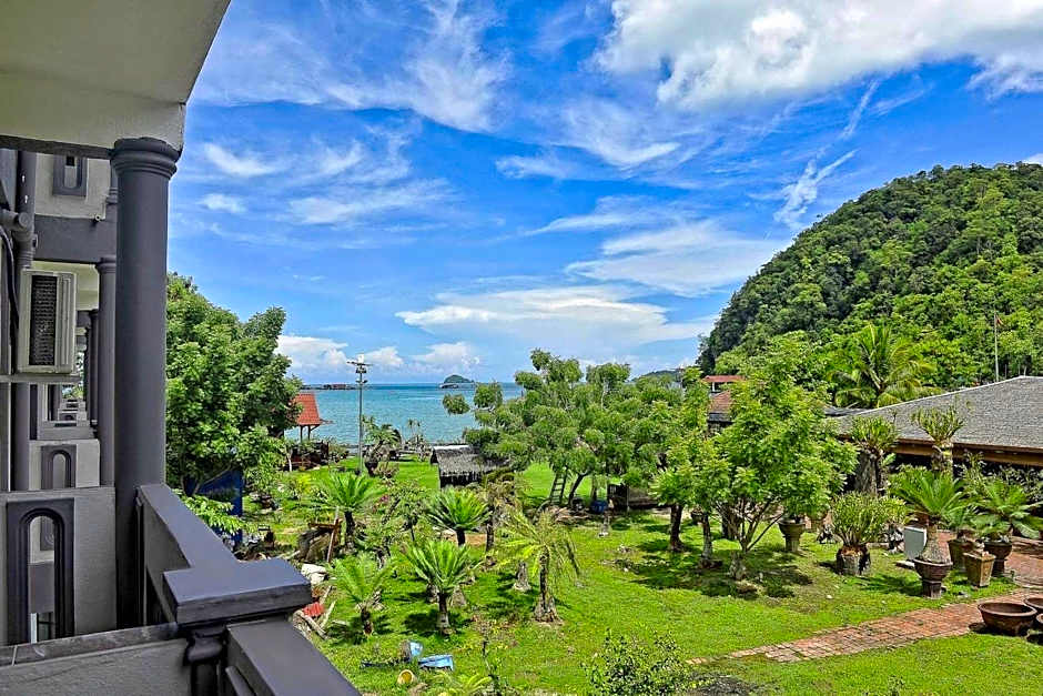 Penarak Bamboo Beach Motel