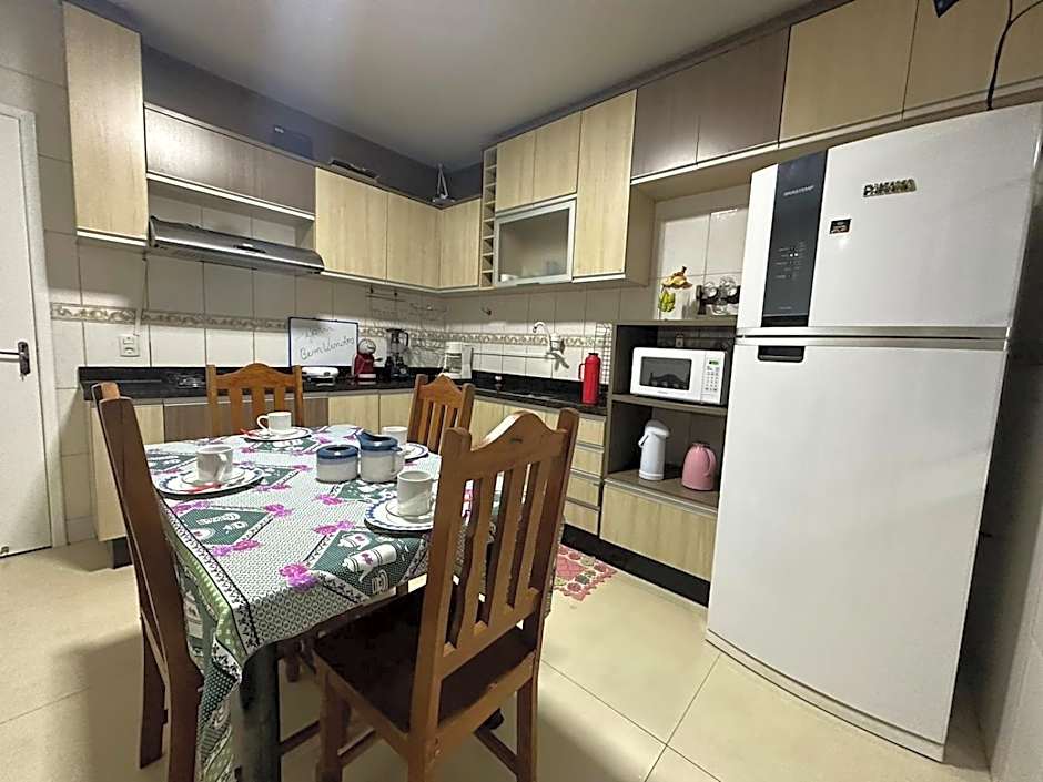 Casa grande - 3 Suítes e Piscina - Próx. ao Centro