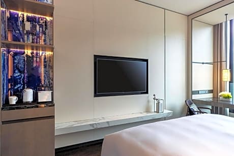 Deluxe Room, 1 King Bed, City View