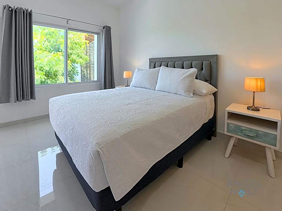 Commercial Zone Studios, Pool, BBQ and Beach 7 Blocks