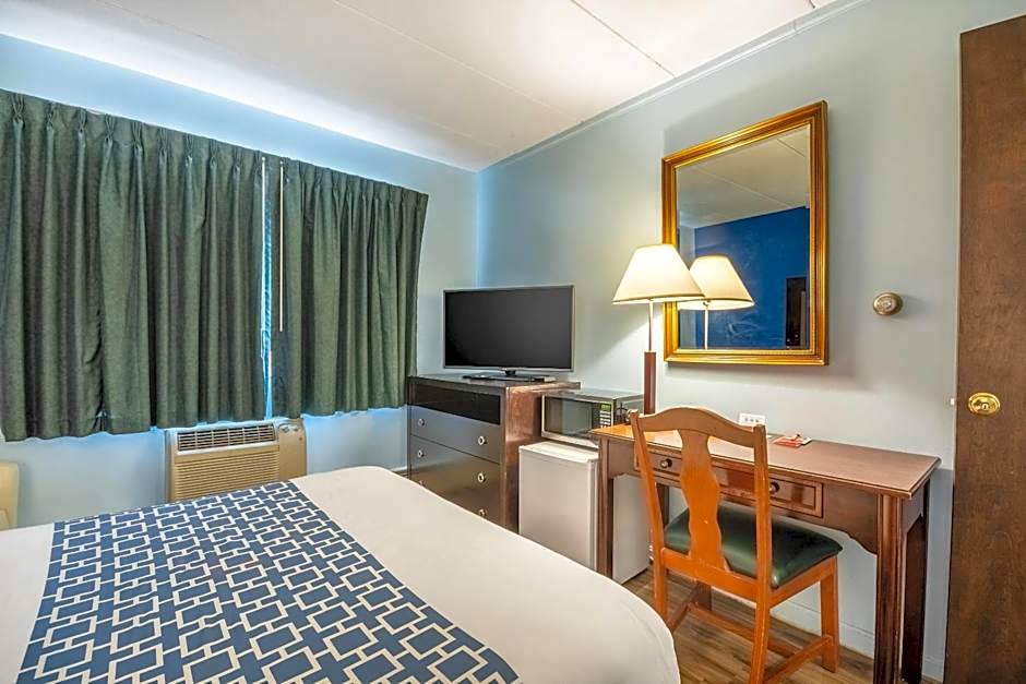 Econo Lodge Inn & Suites Windsor Locks Bradley Airport