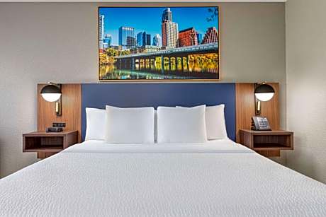 King Room with Roll-in Shower - Mobility Access/Non-Smoking