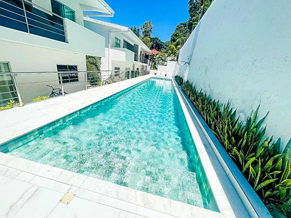 Apto Térreo com 2 quartos (ambos com ar split), sendo 1 suíte, internet privativa 300MBPS, no Residencial Vila Regina, condominio com piscina e área gourmet bem próximo a praia de Taperapuã