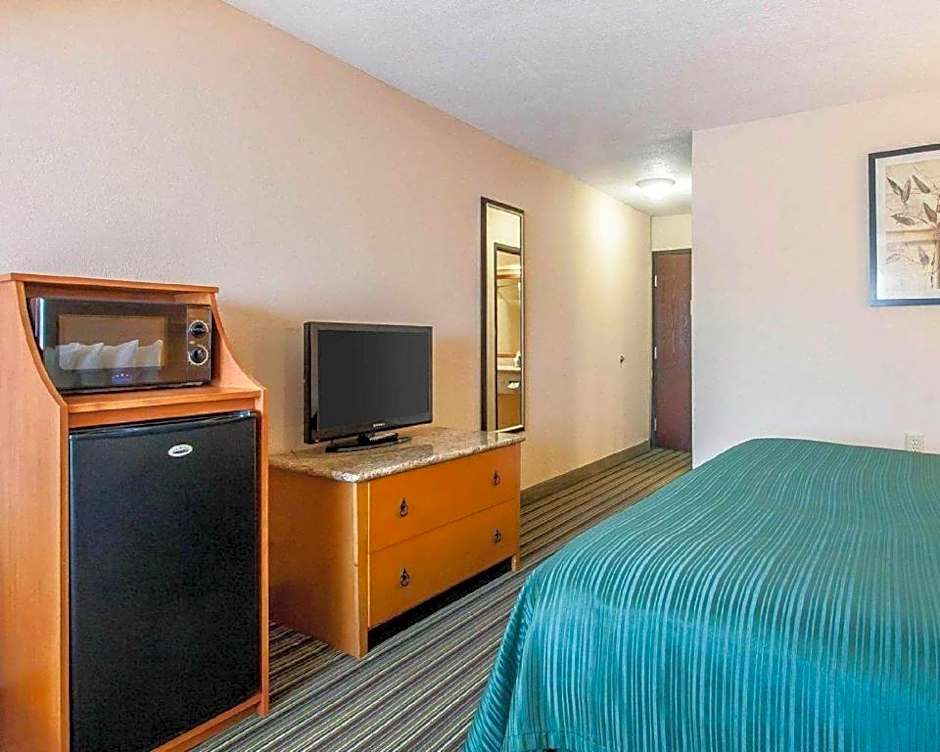 Econo Lodge Inn & Suites