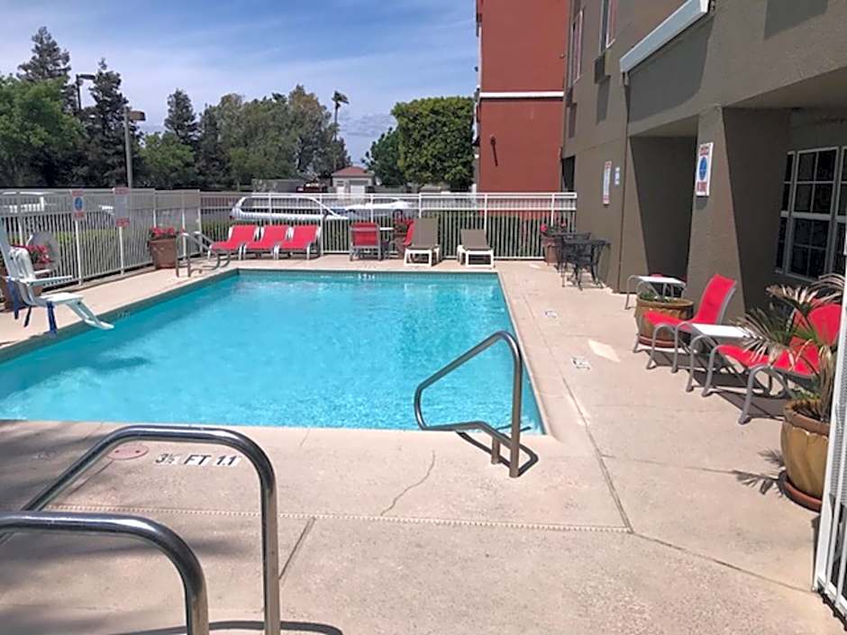 Holiday Inn Express & Suites Tracy By IHG