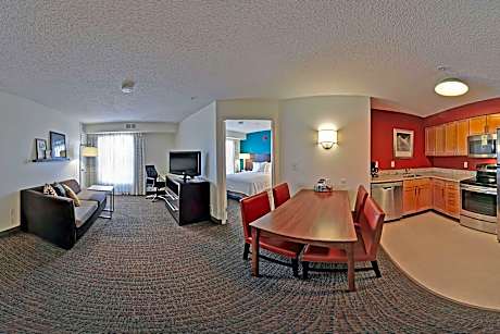 2 Bedroom Suite, Bedroom 1: 1 Queen, Bedroom 2: 1 Queen, Sofa bed