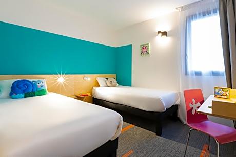 Pure Room with Two Single Beds