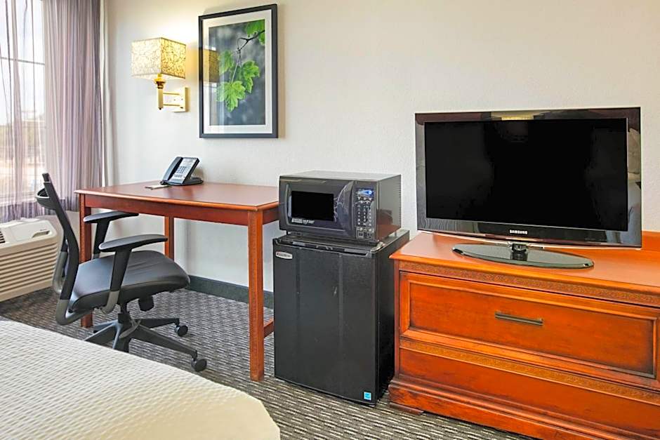 La Quinta Inn & Suites by Wyndham DFW Airport South/Irving