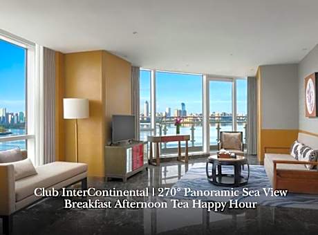 Two-Bedroom Suite with Sea View and Kitchen