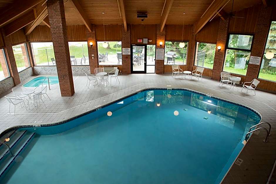 Lomira Inn and Suites