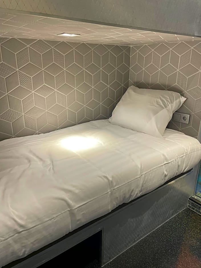 Diamond Capsule Hotel Amsterdam South