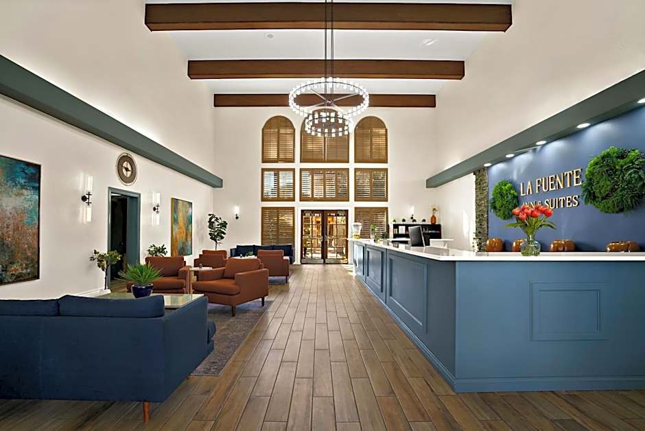 La Fuente Inn & Suites