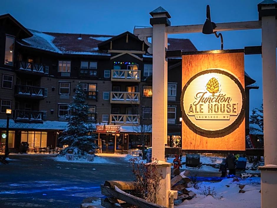 No Resort Fee Ski-InOut Hot Tub Pool View Balcony Sleeps 4