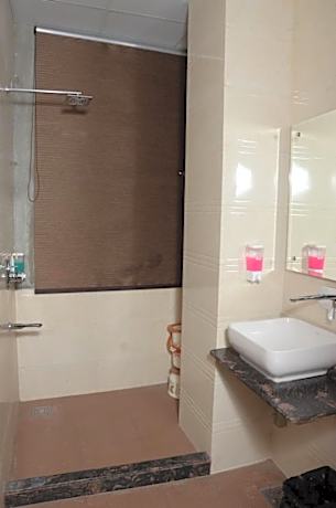 Deluxe Double Room (2 Adults + 1 Child)