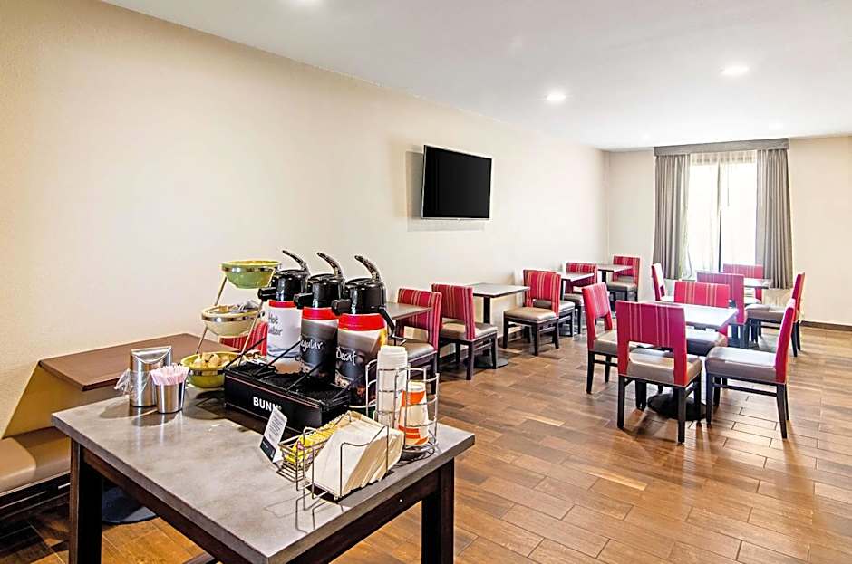 Quality Inn and Suites Near Tanger Outlet Mall