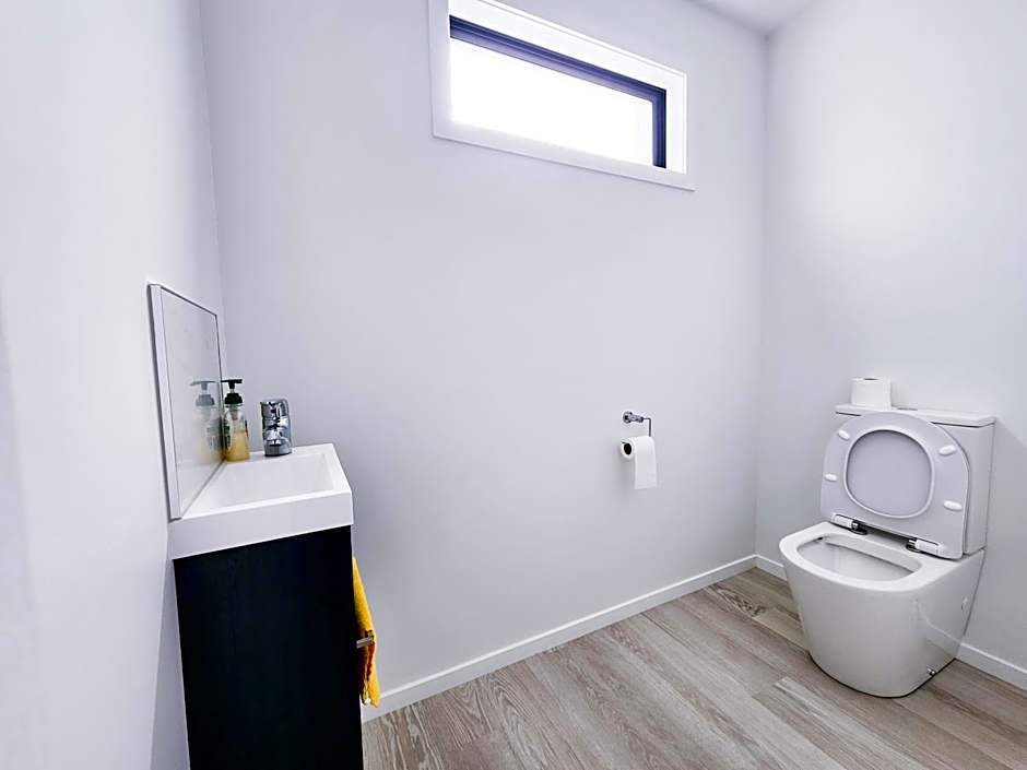 New Modern Townhouse Near Town& Beach