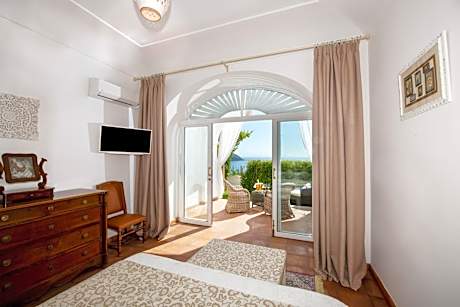 Deluxe Double Room with Balcony and Sea View