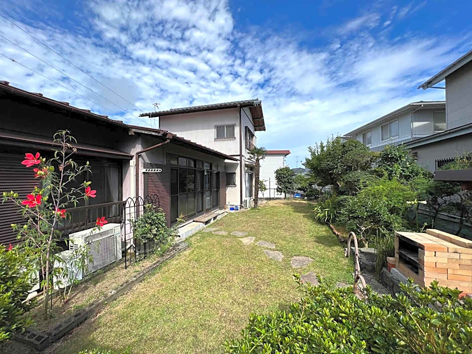 Photo 1 of 41 of 湘南ソラル〜二宮の高台・アートな庭付き日本家屋121㎡／高速WiFi／芝生ドッグラン・ピザ窯BBQ有