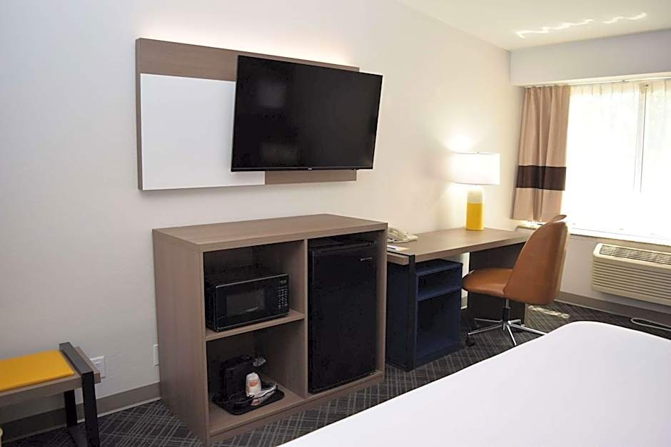 Comfort Inn & Suites Syracuse-Carrier Circle